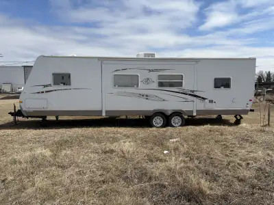 Good condition, 2009 Forest River Surveyor 30’ travel trailer . Lots of extras, not used much, well...