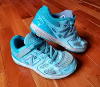 Kids Size10 New Balance Non-Marking Blue/Turqouise Running Shoes