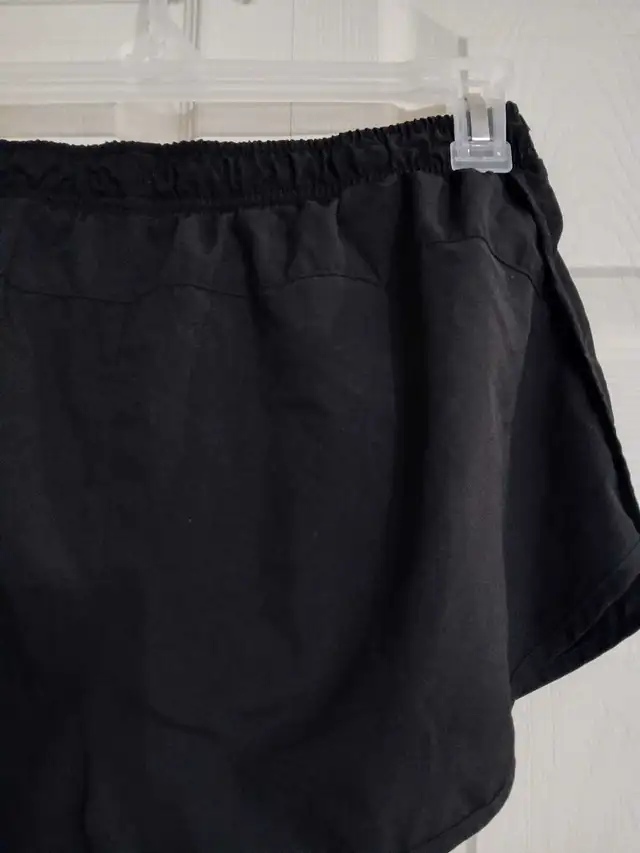 Old Navy active shorts, size small (S) in Women's - Bottoms in City of Toronto - Image 6