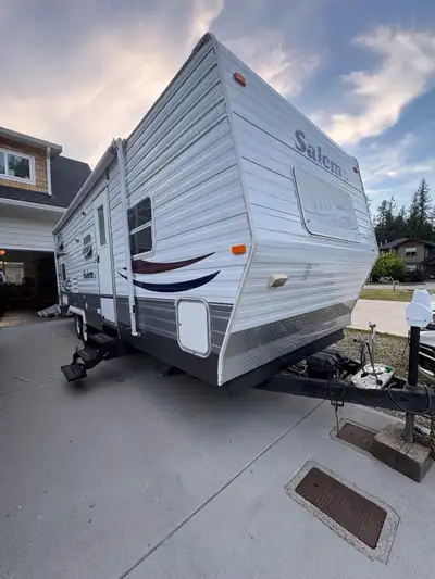 2006 Salem LE T27 BHSS travel trailer with Northwest Package. Queen bed in the front with sliding do...