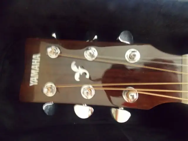 YAMAHA ACOUSTIC GUITAR in Guitars in Peterborough - Image 5