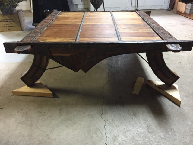 table en bois exotique dans Art et objets de collection  à Lanaudière