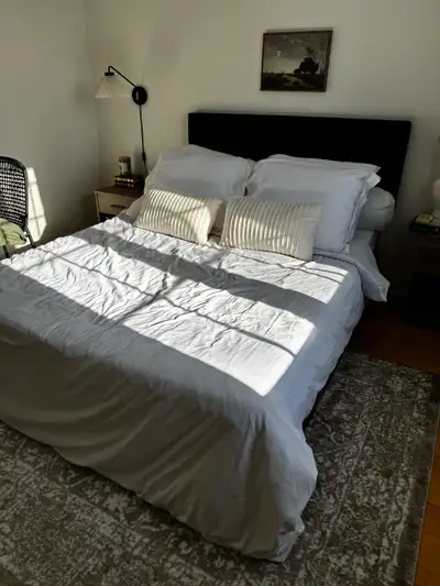 lit double bon état avec matelas , View more