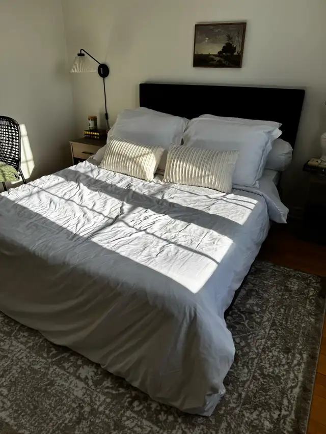 lit double bon état avec matelas  in Beds & Mattresses in Longueuil / South Shore - Image 2