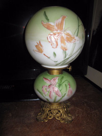 BEAUTIFUL ANTIQUE GONE WITH THE WIND STYLE PARLOR LAMP