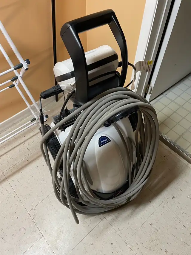 Polaris P965iQ Robotic Pool Cleaner in Hot Tubs & Pools in City of Toronto - Image 4
