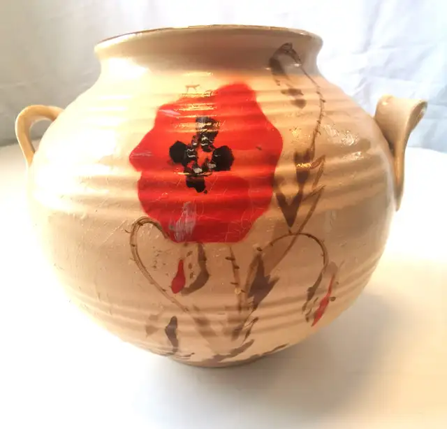 Share Ceramic Poppy Vase Wide Scroll Handles Art Deco Circa 1940 in Home Décor & Accents in Markham / York Region - Image 9