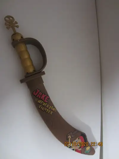 Comprend une loupe, une boussole et une carte dissimulées Clé squelette qui permet de déverrouiller...