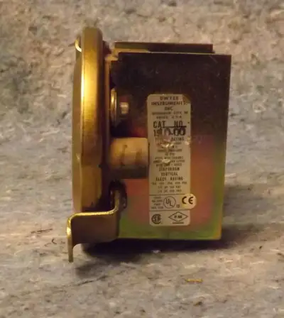 Dwyer differential pressure switch and Minihelic gauge, View more