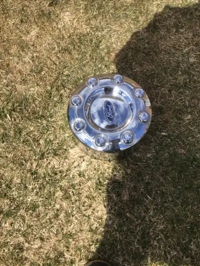 Un enjoliveur de roue de marque Ford qui clipse dans 6 boulons, diamètre de 10 pouces, numéros inscr...