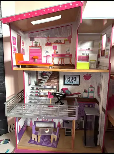 Voici une maison de poupée Barbie avec meubles , idéale pour stimuler l'imagination de votre enfant....