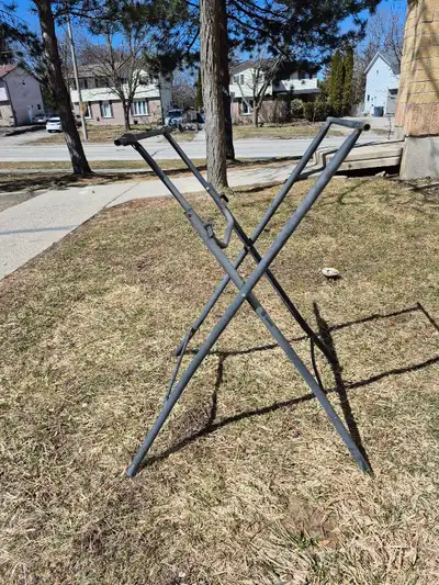 Price: the best fehr offer and by negotiation. Kijiji did estimate the price for this stand for $40....