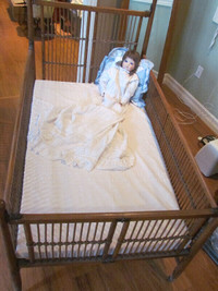 ANTIQUE BABY CRIB