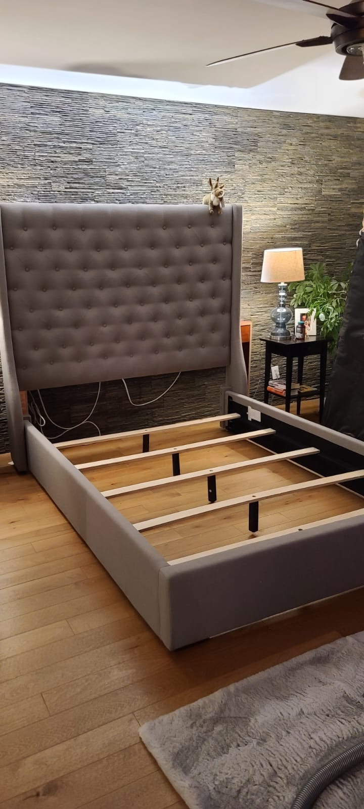 Base de lit Queen gris Lits et matelas Ville de Québec Kijiji