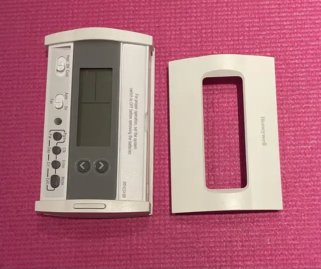 Thermostat Honeywell in Heating, Cooling & Air in City of Montréal - Image 5