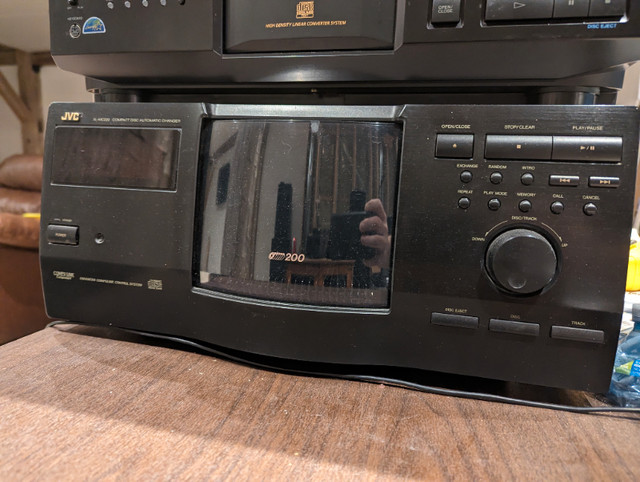 JVC CD Changer / player holds 200 cd's with remote in Stereo Systems & Home Theatre in Ottawa