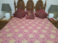 BEDSPREAD FULL SIZE QUEEN - WITH PILLOWS
