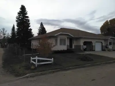 Turn-key townhouse in Hudson Place Condominium in Fort Qu’Appelle. This semi-detached bungalow condo...