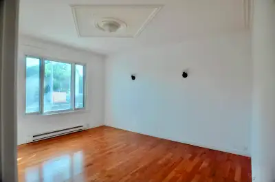 Bright and spacious 5½ apartment located in the highly desirable NDG neighborhood, featuring quality...