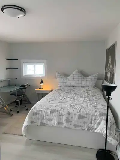 Great Location . ALL INCLUSIVE FURNISHED Female only INCLUDED: All Utilities Internet Furniture Equi...