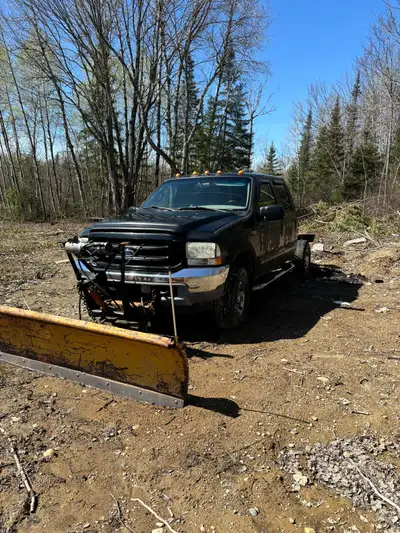 2001 Ford 250 xlt 7.4 litre power stroke diesel engine this is a plow truck runs and plows has block...