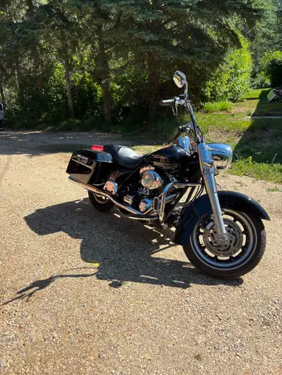 Road King. 88 cubic inch. Rinehart exhaust. Arlen Ness Big Sucker air cleaner. Other wise stock. Kin...