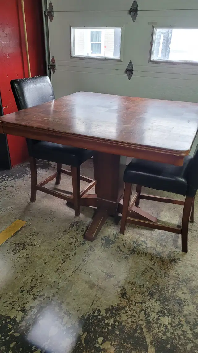 Table bistro   +  2 chaises in Other Tables in Trois-Rivières - Image 2