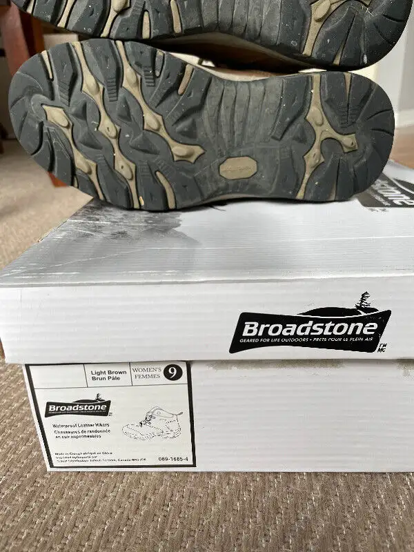 Waterproof Leather Hiking Boots in Women's - Shoes in Oakville / Halton Region - Image 5