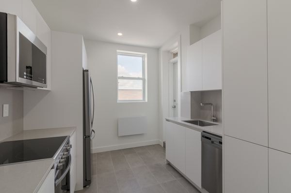 2 chambres de 12'-6'x10'-6' à louer dans un 5½ neuf sur Queen — photo 1