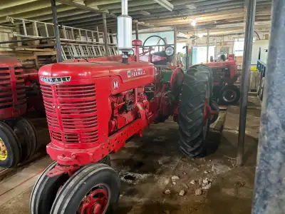 International Harvester, Farmall M 1949 avec pneus arrière 15.5-38, fonctionnel et en bonne état, im...