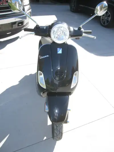 It's AVAILABLE if you can see this ad !!! Great running Vespa LX150 with 10,000km. Fresh oil change,...
