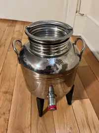 Stainless steel container for oil or vinegar