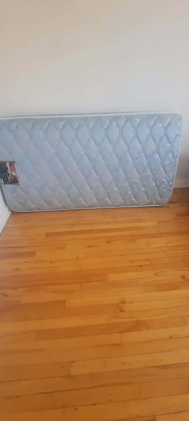 3 bed mattresses (2 singles and 1 queen size) in Beds & Mattresses in City of Montréal - Image 3