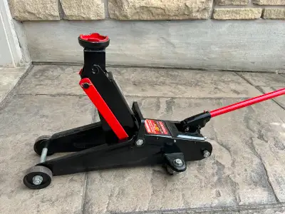 MotoMaster Classic Garage Jack 2-1/4 ton Lift range: 5-1/2 - 15" Working very well.