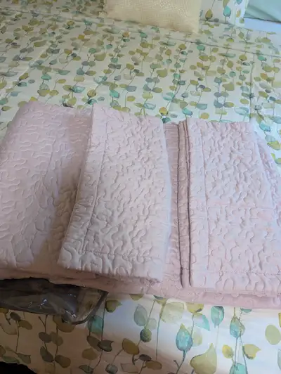 King Size bedspread with 2 shams, View more