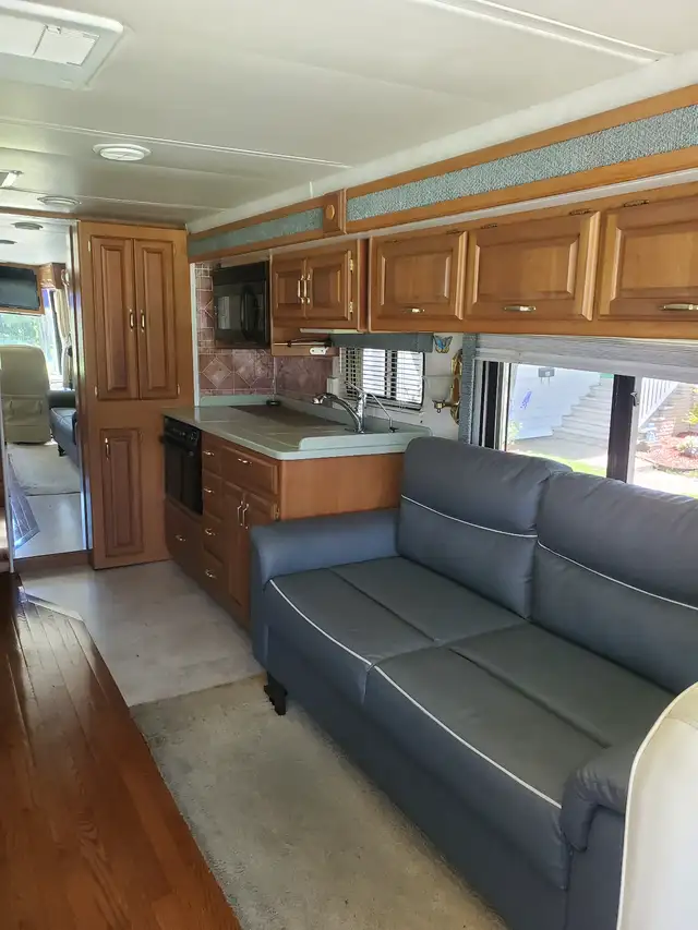 2001 Holiday Rambler Ambassador Class A Motorhome in RVs & Motorhomes in Leamington - Image 4