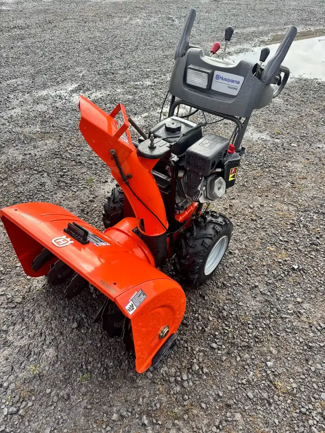 souffleuse a neige husqvarna 30po in Snowblowers in Trois-Rivières - Image 4
