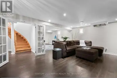 BEAUTIFUL SECTIONAL - EXCELLENT CONDITION (MOVING SALE) Measurements: W: 113 In, H: 38 In, D: 90 In...