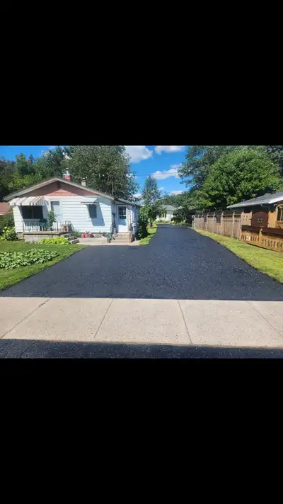 BLACK SPRAY DRIVEWAY SEALING OIL BASED TOP OF THE LINE Jet BLACK OIL SPRAY DRIVEWAY SEALING. GREAT P...