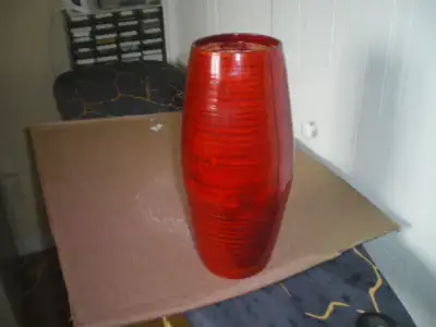 Pot de fleur en bois de grandeur 12 pouces de hauteur x 5 pouces de diametre au centre du pot. Prix...