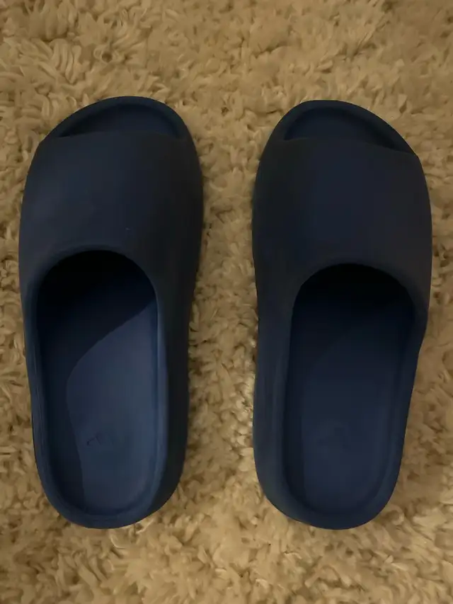 YEEZY slides “AZURE” size 11 in Men's Shoes in Oakville / Halton Region - Image 2