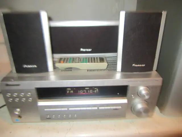 Pioneer Stereo Receiver  VSX D414  Sub Woofer  Speakers Remote in General Electronics in City of Toronto - Image 2
