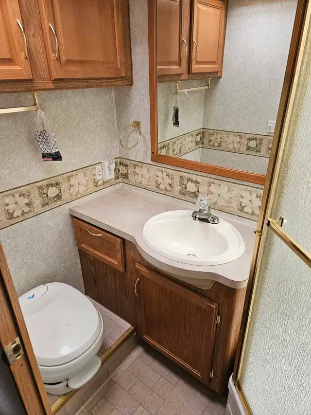 2003 Fleetwood Bounder 35R in Other in Strathcona County - Image 8