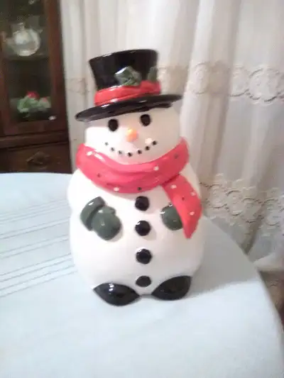 Bonhomme de neige (jarre a biscuits). Hauteur 14". Lorsqu'on soulève la tête, le nez en forme de car...