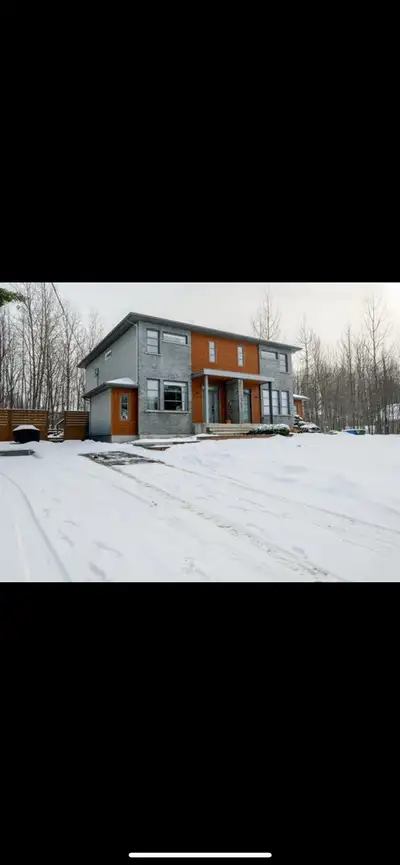 Bienvenue au 44 Rainville, Farnham! Superbe jumelée avec 3 chambres à l'étage, dont une salle de bai...