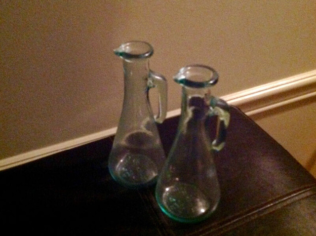 2  Glass Decanter Bottles (Excellent Condition) in Kitchen & Dining Wares in Ottawa - Image 2