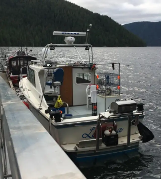 1974 Uniflite 28 ft Sport Sedan Fishing Boat in Powerboats & Motorboats in Campbell River - Image 9