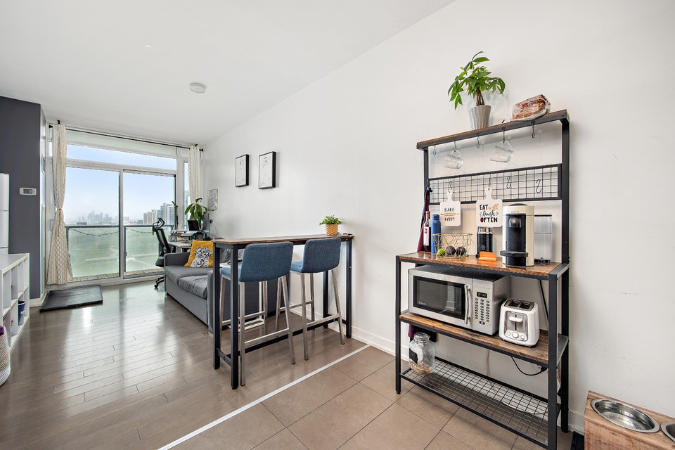 Downtown Toronto Apartment - 1 + Den - Lakeshore & Bathurst 3