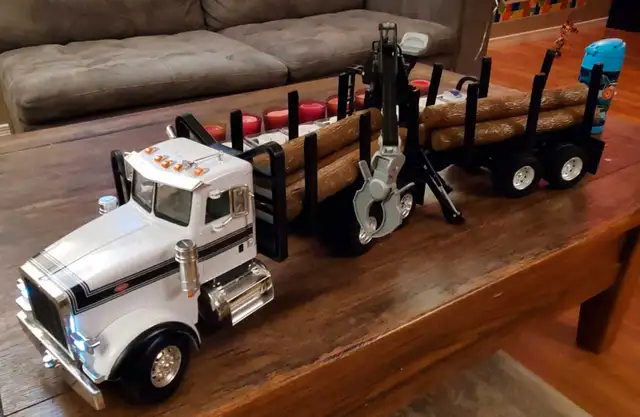 PETERBILT LOG TRUCK LARGE in Toys & Games in Brantford - Image 3