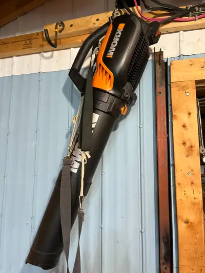 Salut Voici un Souffleur / Aspirateur de marque WORX. Il vient avec son sac. Il souffle jusqu'à 116...
